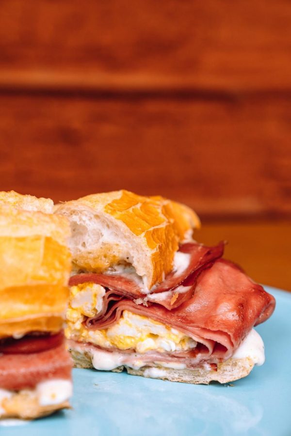 Pão com Mortadela Quente, Queijo, Ovo