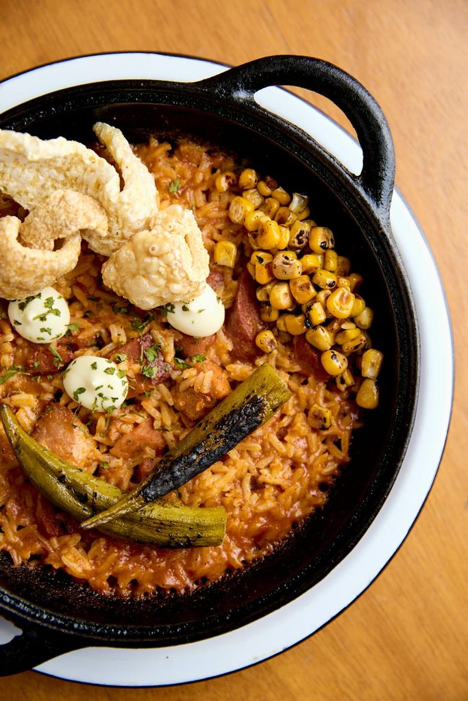 Lombo suíno empanada, molho de tomate da casa, American Cheese, acompanhado com nossa batata palito e arroz.